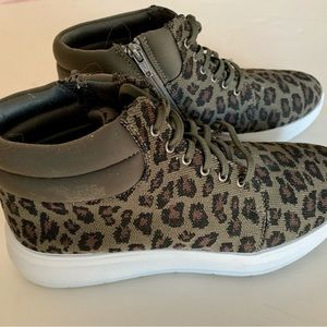 Clark’s Cloud Stepper Animal Print Tennis Shoe Hightop Size 9.5